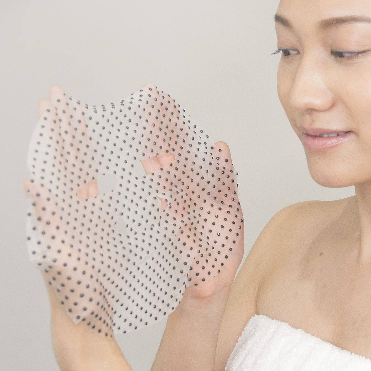 Moisturizing & Brightening Magnetic Facial Mask - application